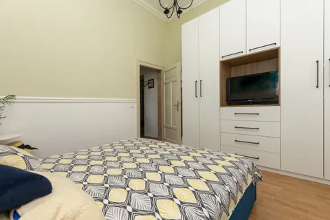 Dugi rat, Jesenice - Prostrani dvosoban stan 76 m2 s balkonom, 50 m od mora