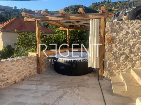 Hvar - Kamena kuća modernog dizajna 70m2
