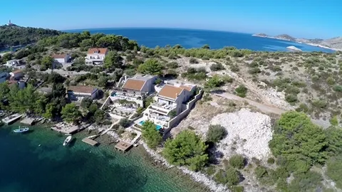 Lastovo - Građevinsko zemljište prvi red uz more