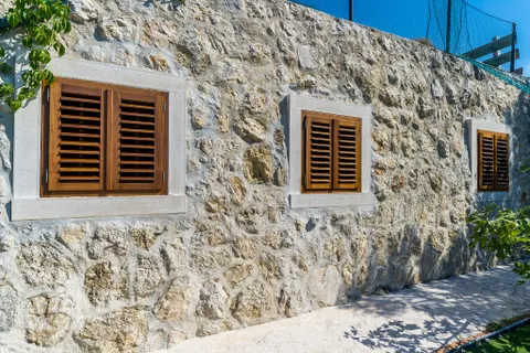 Dubrovnik, Zaton - Kamena kuća sa teniskim terenom i maslinikom