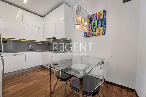 Zagreb, Centar - Građanski četverosoban stan 103 m2 s liftom i garažnim mjestom