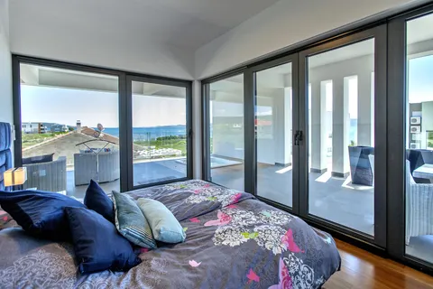 Zadar, Sukošan – Ekskluzivna dvoetažna vila s bazenom, 170 m²