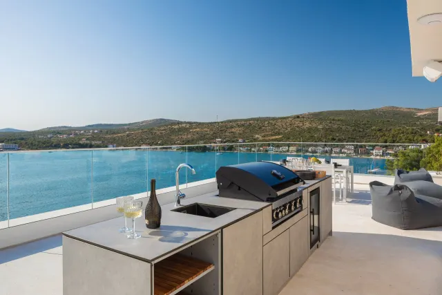 Šibenik, Rogoznica – Moderna vila s panoramskim pogledom na more