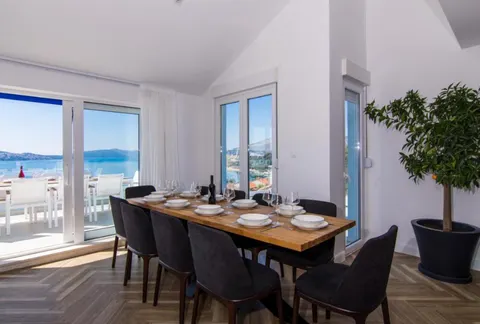 Trogir - Moderan, peterosobni penthouse s terasom i pogledom na more 185 m2
