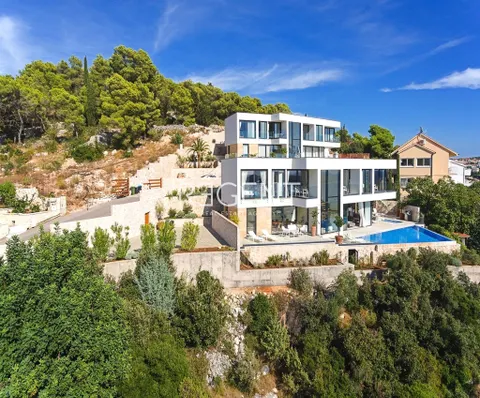 Hvar – Moderna vila s pogledom na more 195 m2