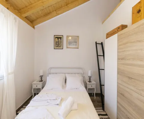 Otok Pašman – Kamena kuća uz more