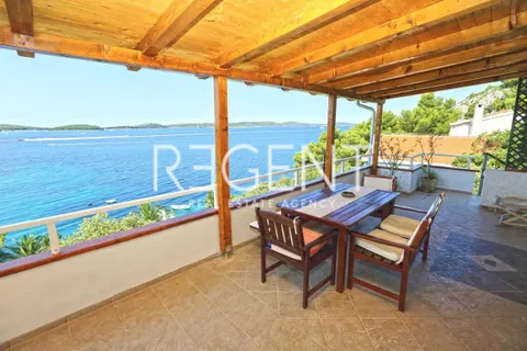 Hvar - Vila prvi red uz more