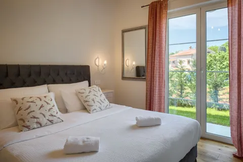 Istra, Višnjan - Luksuzna vila s bazenom i panoramskim pogledom 170 m2