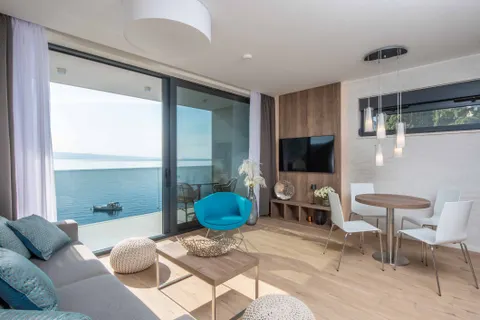 Omiš, Brzet - Dvosoban apartman s bazenom uz more 76m2