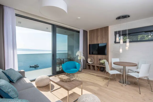Omiš, Brzet - Dvosoban apartman s bazenom uz more 76m2