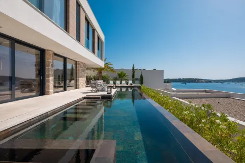 Šibenik, Rogoznica – Moderna vila s panoramskim pogledom na more