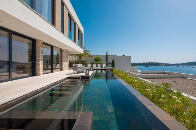 Šibenik, Rogoznica – Moderna vila s panoramskim pogledom na more
