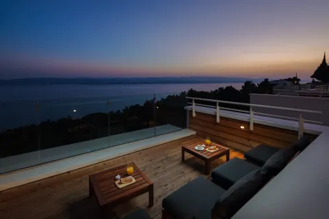 Omiš – Ekskluzivna vila s bazenom i panoramskim pogledom