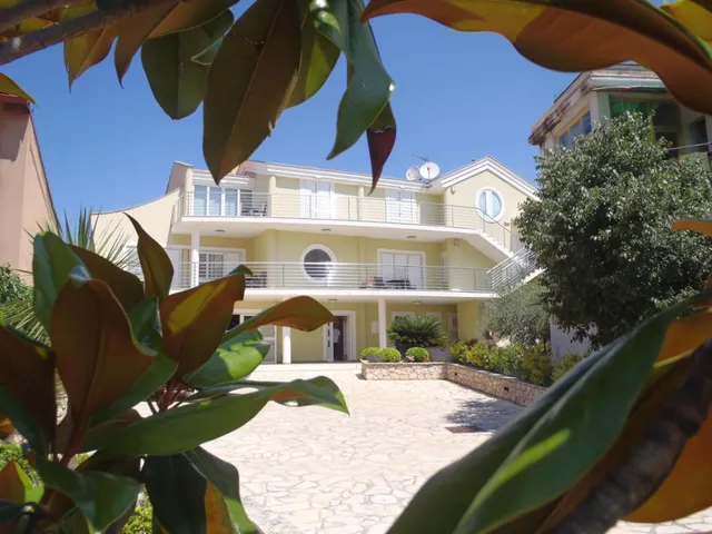 Zadar, Brodarica - Apartmanska kuća prvi red uz more