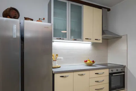 Šibenik, Rogoznica- Kamena kuća s bazenom i pogledom na more 100 m2