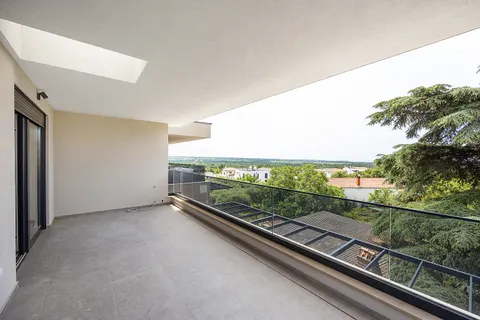 Istra, Tar - Ekskluzivan penthouse s krovnom terasom u novogradnji 130 m2