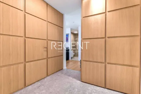 Zagreb, Ban Centar – Trosoban stan 131 m2