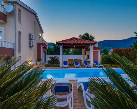 Split, Kaštela - Vila s bazenom i pogledom na more 333 m2