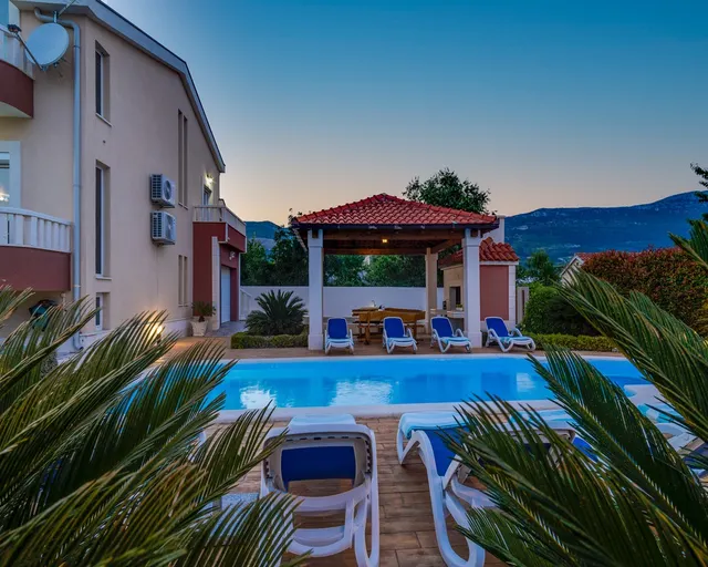 Split, Kaštela - Vila s bazenom i pogledom na more 333 m2