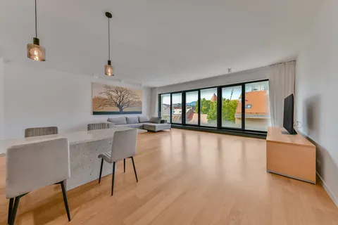 Zagreb, Ban Centar – Trosoban stan 131 m2 najam