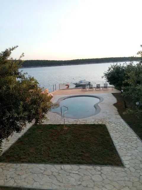 Otok Rab – Prekrasna vila s bazenom 200 m2
