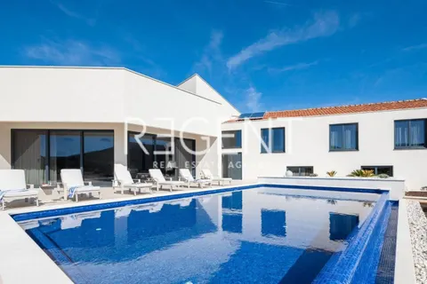 Trogir, Marina- luksuzna vila u mirnom okruženju, 6900m2