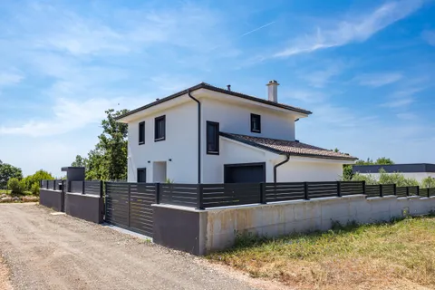 Istra – Kuća s bazenom na parceli 780m2
