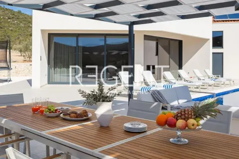 Trogir, Marina- luksuzna vila u mirnom okruženju, 6900m2