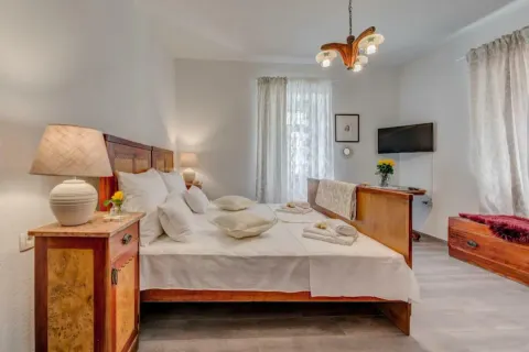 Trogir, centar- Kamena kuća 174 m2