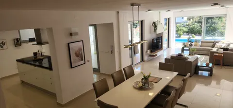 Korčula, Žrnovo - Vila prvi red uz more 280 m2