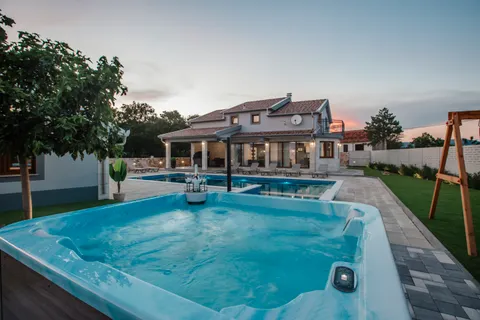 Imotski, Proložac - Moderno uređena vila 277 m2 na parceli 1360 m2 u mirnom okruženju