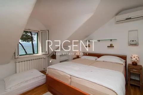 Brač, Mirca - Vila s bazenom uz more 330m2