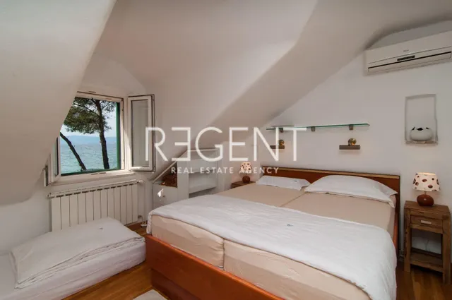Brač, Mirca - Vila s bazenom uz more 330m2