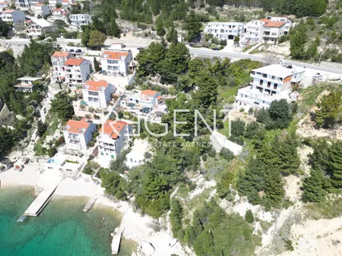 Omiš, Stanići - građevinsko zemljište 1214 m2 s projektom