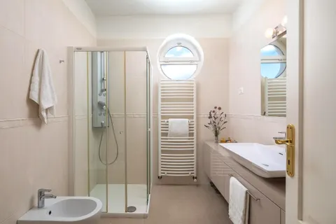 Istra, Poreč – Prostrana i elegantna vila s bazenom 400 m2