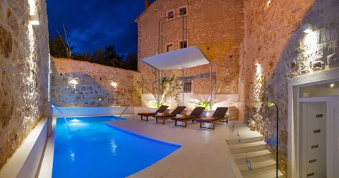 Otok Brač - Tradicionalna rustikalna kamena vila pored mora
