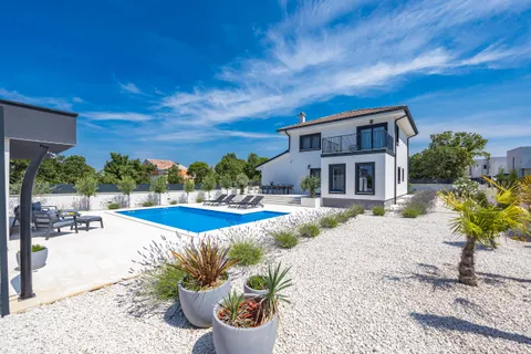 Istra – Kuća s bazenom na parceli 780m2