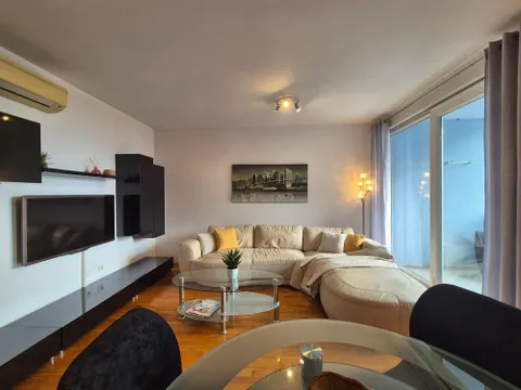 Split, Žnjan - Dvosoban stan s lođom i pogledom na more 57 m²