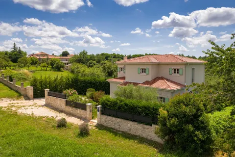 Istra, Višnjan - Luksuzna vila s bazenom i panoramskim pogledom 170 m2