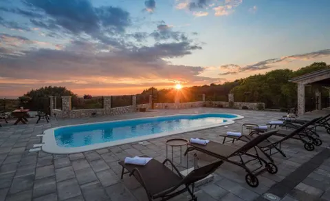 Šibenik, Rogoznica- Kamena kuća s bazenom i pogledom na more 100 m2