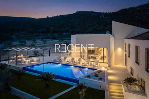 Trogir, Marina- luksuzna vila u mirnom okruženju, 6900m2
