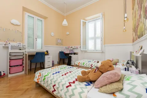 Dugi rat, Jesenice - Prostrani dvosoban stan 76 m2 s balkonom, 50 m od mora