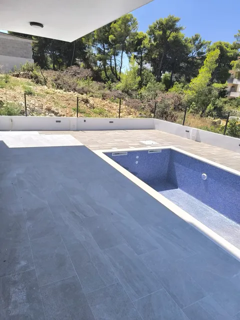Trogir, Okrug Gornji - Dvosoban stan s bazenom 56 m2, novogradnja