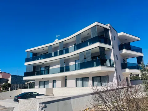 Rogoznica - Moderna stambena zgrada prvi red do mora, NOVOGRADNJA
