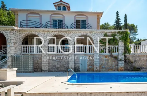 Šolta, Rogač - Mediteranska vila prvi red uz more 264 m2 ekskluzivna prodaja