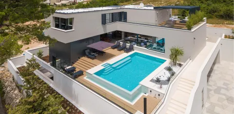 Zadar – Moderna vila okružena zelenilom s pogledom na more