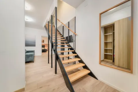 Zagreb, Trešnjevka - četverosoban dvoetažan stan s privatnom garažom 141 m2