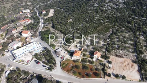 Trogir, Marina - kuća sa građevinskim zemljištem na 13000m2