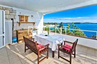 Hvar - Vila prvi red uz more