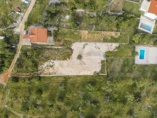 Trogir, Vinišće - Građevinsko zemljište uz more 1800 m2